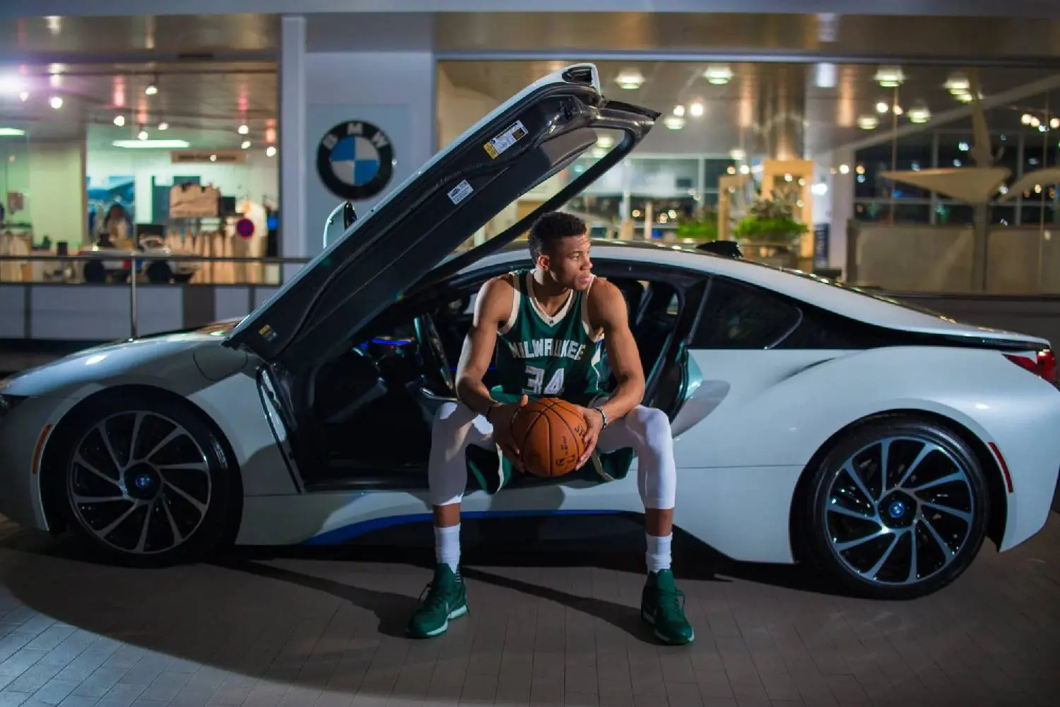 Giannis Antetokounmpo – BMW i8