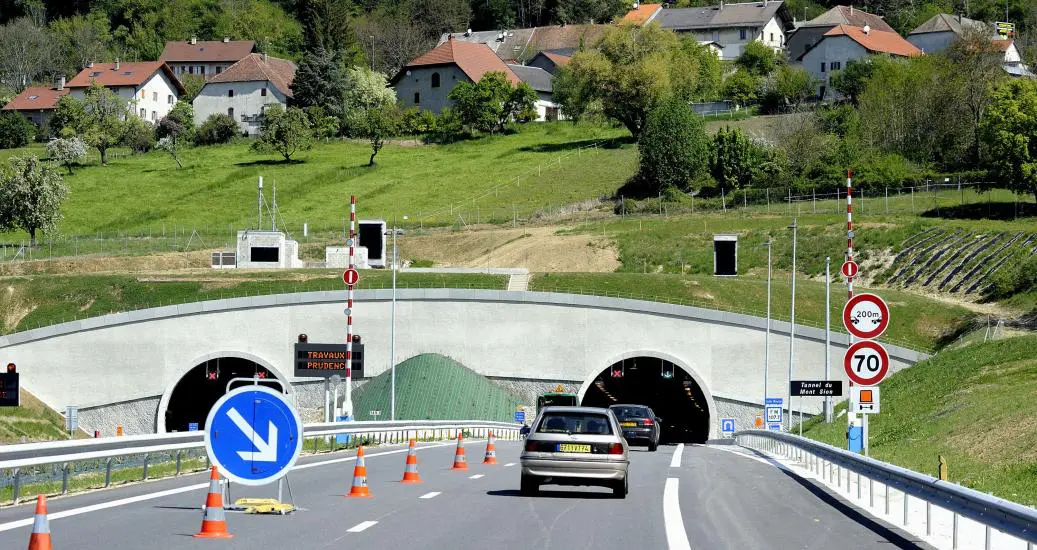 Tunnel du Mont Sion (A40 AutoRoute, France)