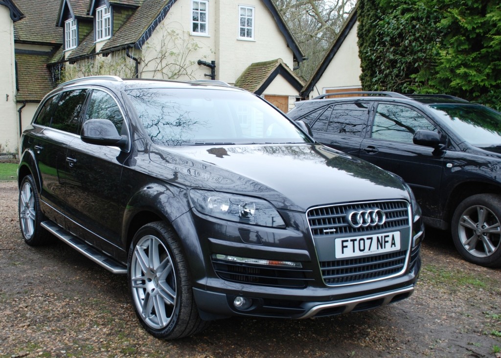 Audi Q7 Front Side View