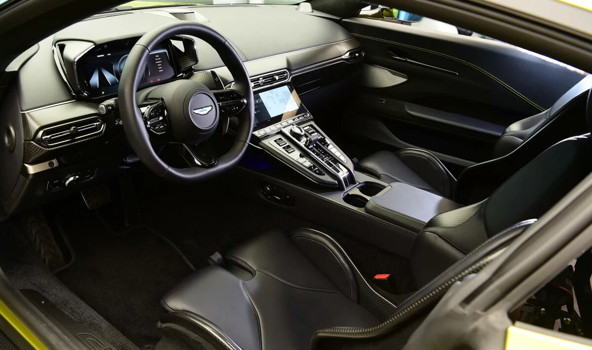 Aston Martin Vantage facelift 2024 Cabin