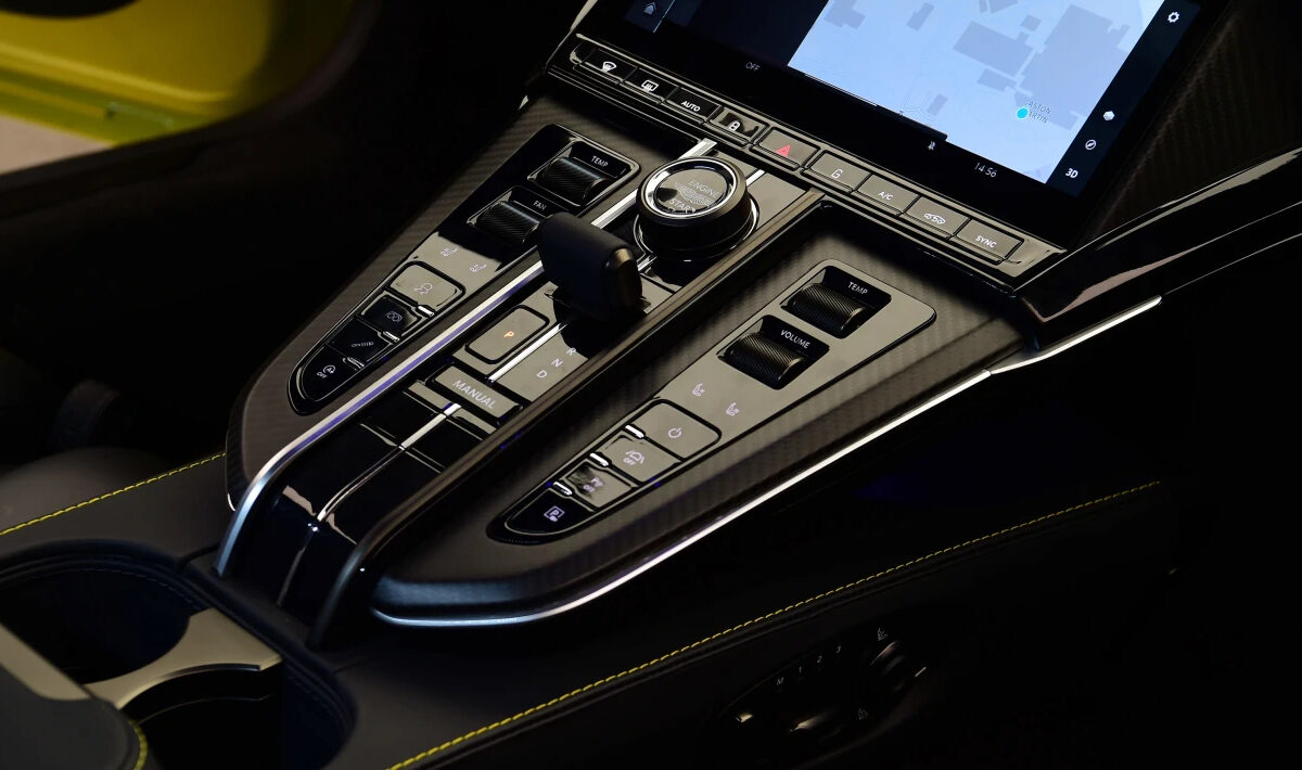 Aston Martin Vantage facelift 2024 Cabin Tech
