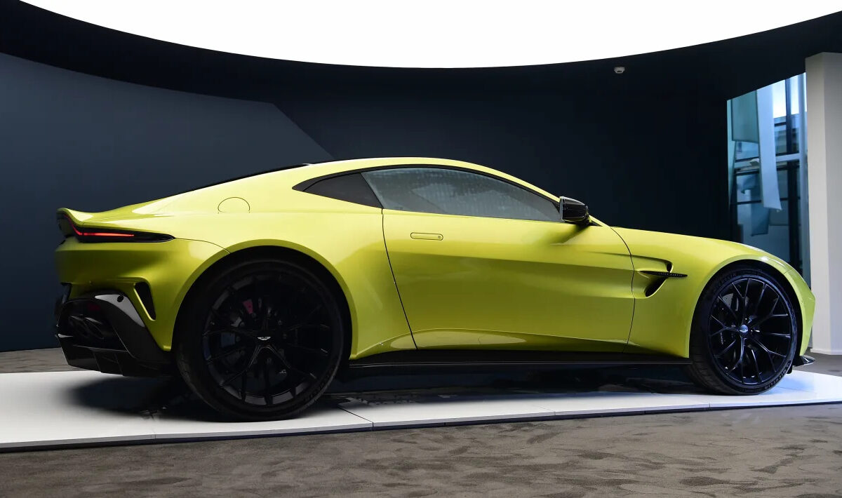 Aston Martin Vantage facelift 2024 Right Side