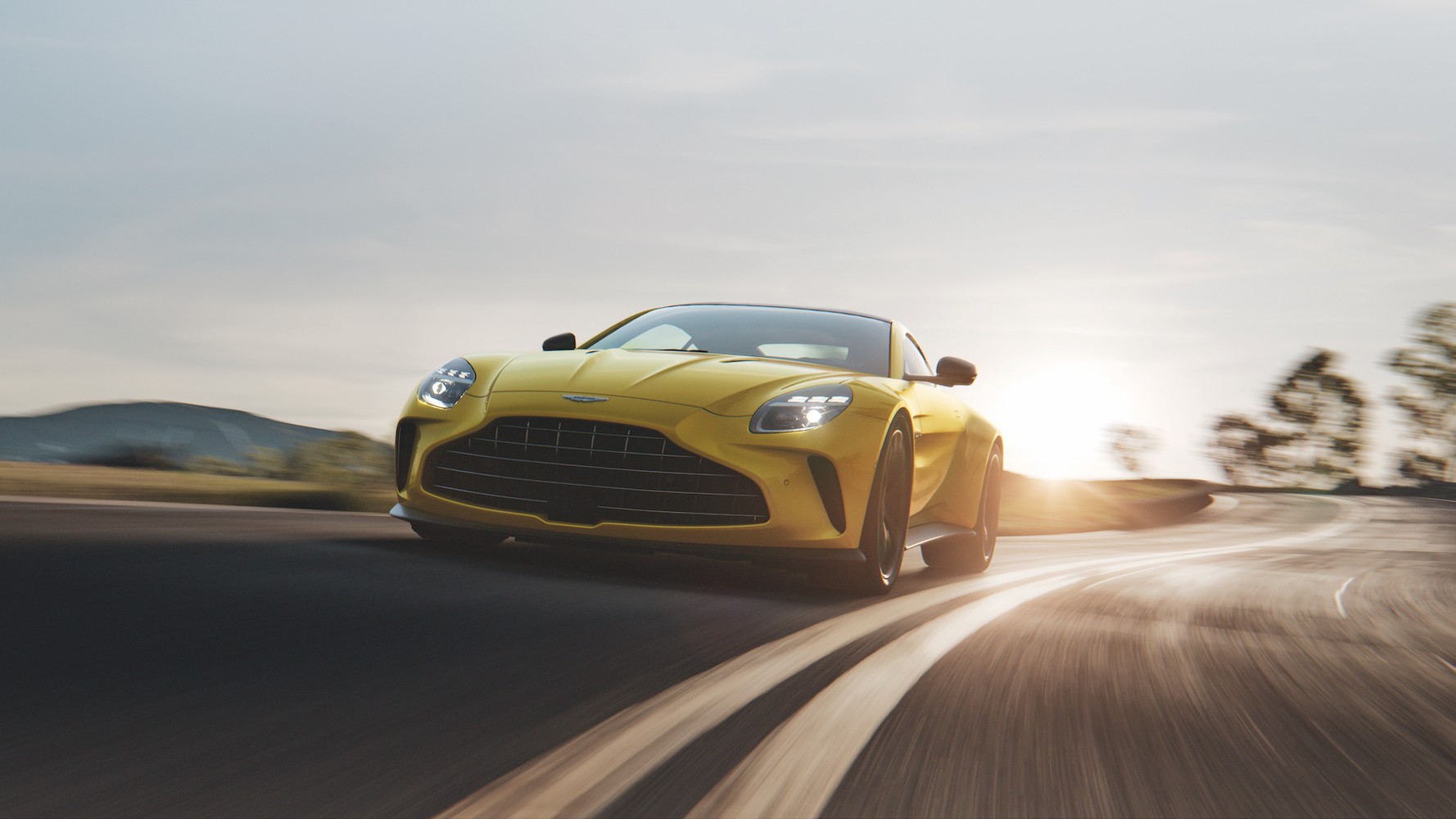 Aston Martin Vantage Depan Kiri Di Jalan