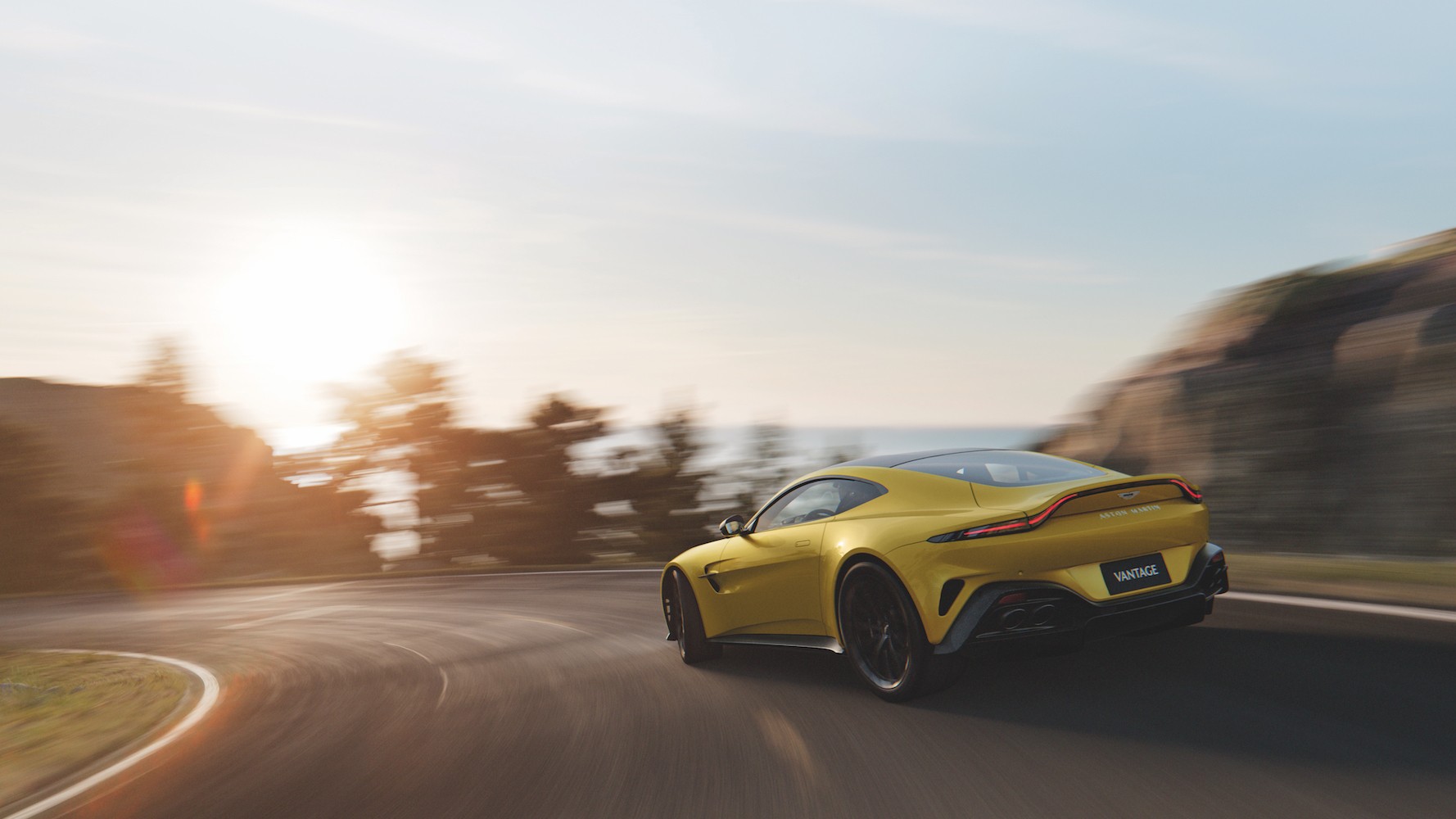 Aston Martin Vantage Kiri Belakang Di Jalan