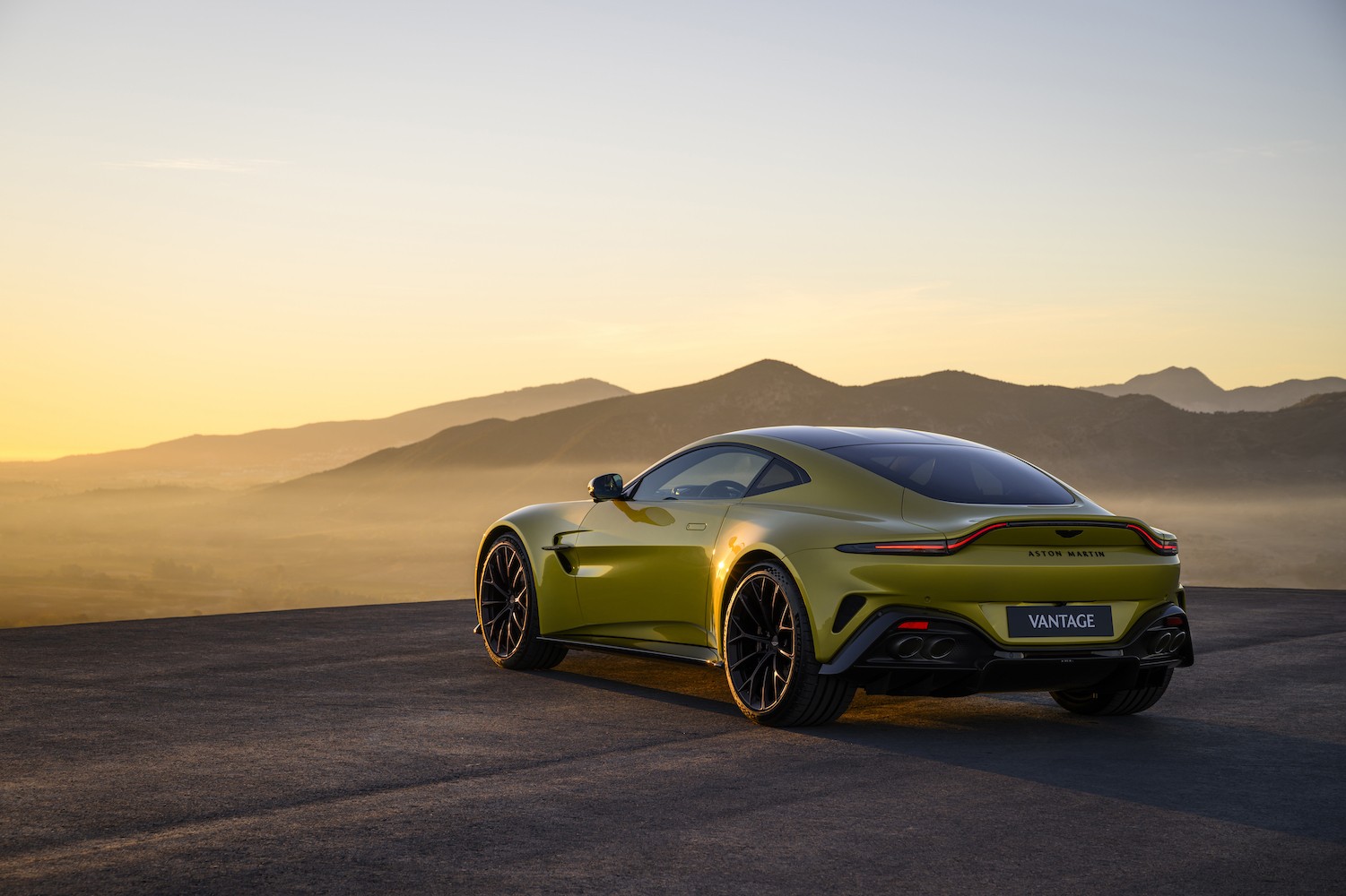 Pemandangan Kiri Belakang Aston Martin Vantage