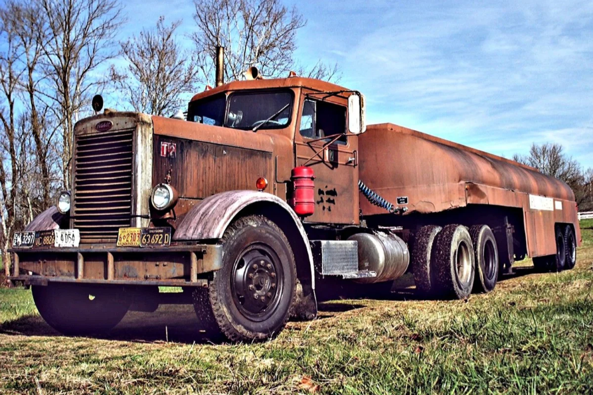1955 Peterbilt 281 (from Duel)