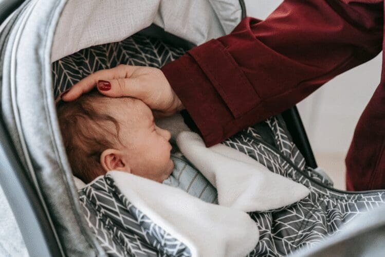 چگونه ماشین خود را برای زندگی با نوزاد تازه متولد شده آماده کنیم