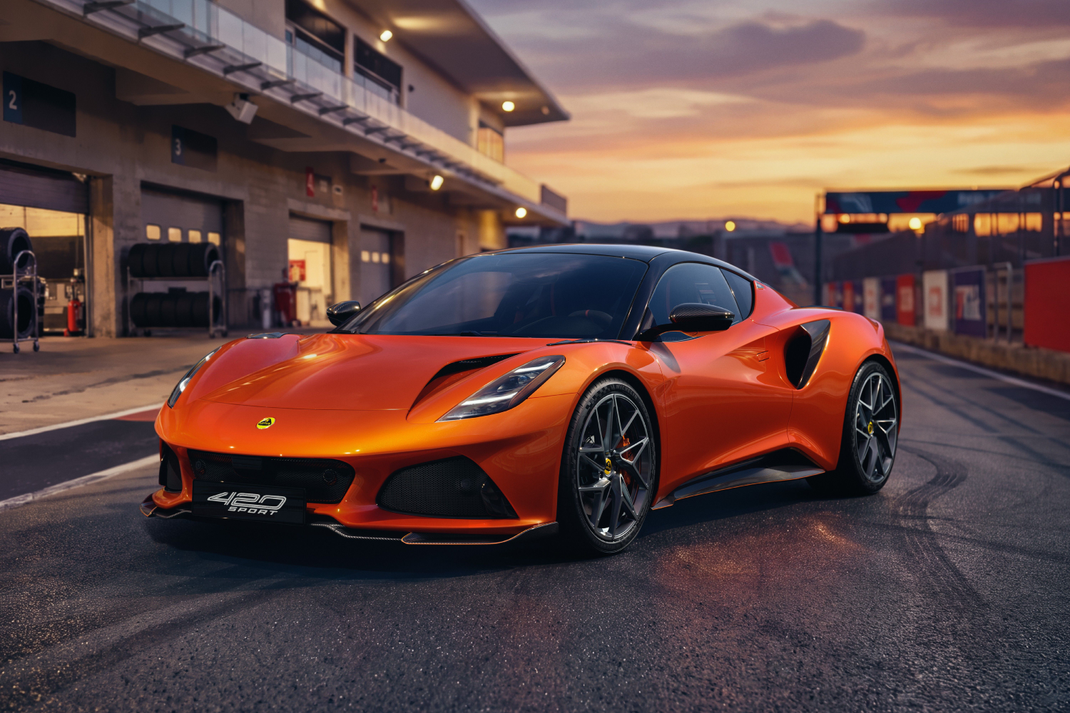 Lotus Emira 420 Sport_Lineup