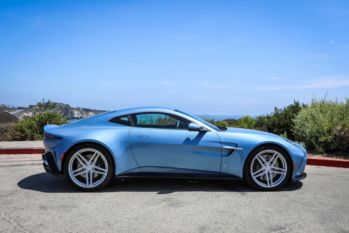 Aston Martin Vantage - Winchester Blue