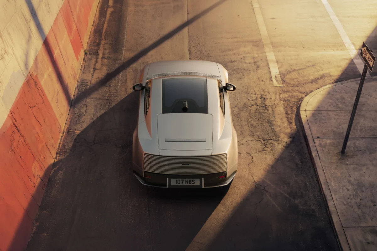 Jaguar Type 01 - SILVER_RED_WALL_OUTDOOR_TOP_DOWN